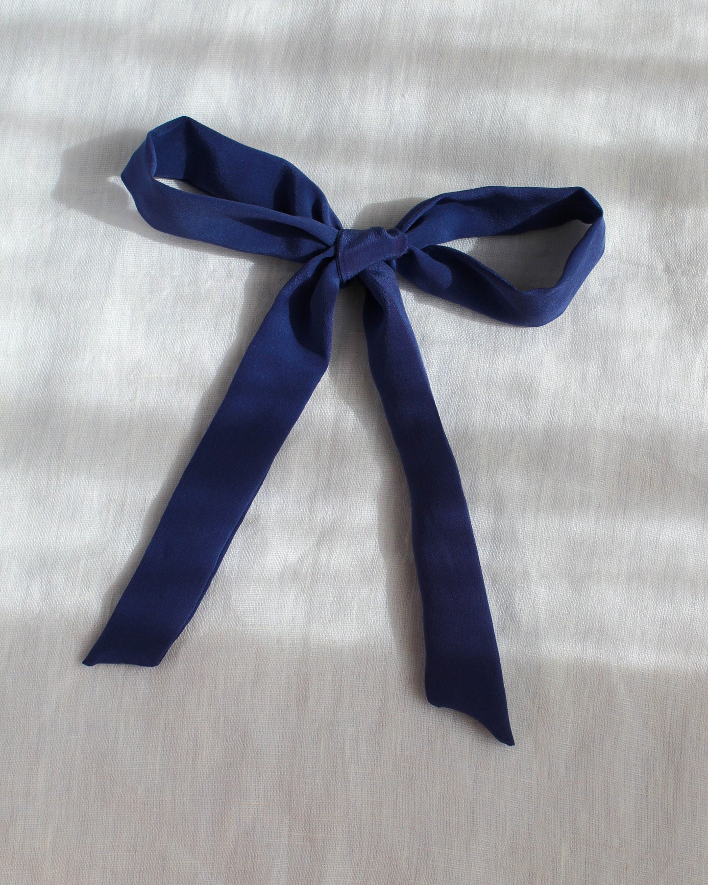 Ruban pour cheveux en soie naturelle bleue