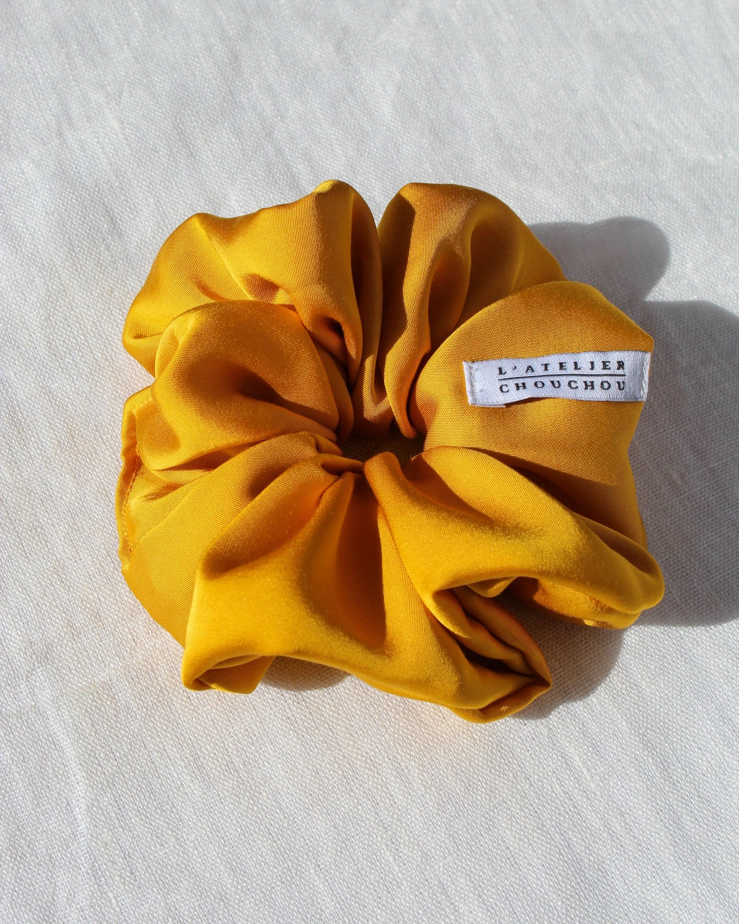 Chouchou cheveux, en satin de viscose naturelle, jaune ambré